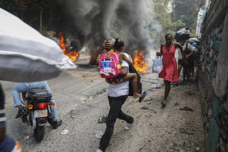 Proglašeno vanredno stanje na Haitiju: Masovno bekstvo iz zatvora dovelo do rasula (VIDEO)