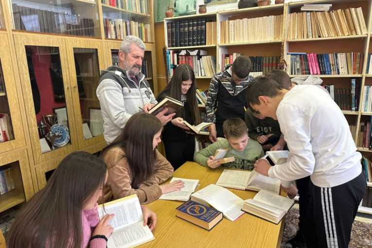 Deca u selu Katići oduševljena jedinstvenom bibliotekom u Srbiji - bibliotekom ljubavi: Parovi su se i razveli, ali knjige su ostale (FOTO)