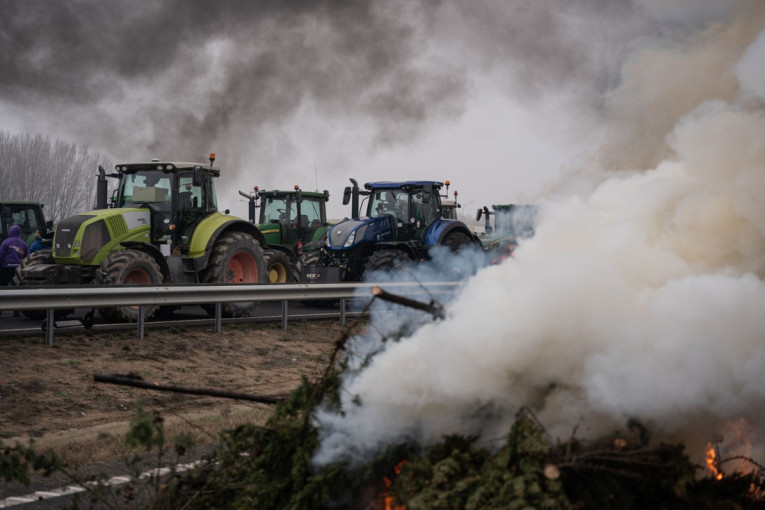 Potpuni haos! Španski farmeri blokirali 14 auto-puteva, na sve strane gore gume i grmlje: U celoj EU imamo iste probleme (VIDEO/FOTO)