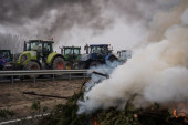 Potpuni haos! Španski farmeri blokirali 14 auto-puteva, na sve strane gore gume i grmlje: U celoj EU imamo iste probleme (VIDEO/FOTO)
