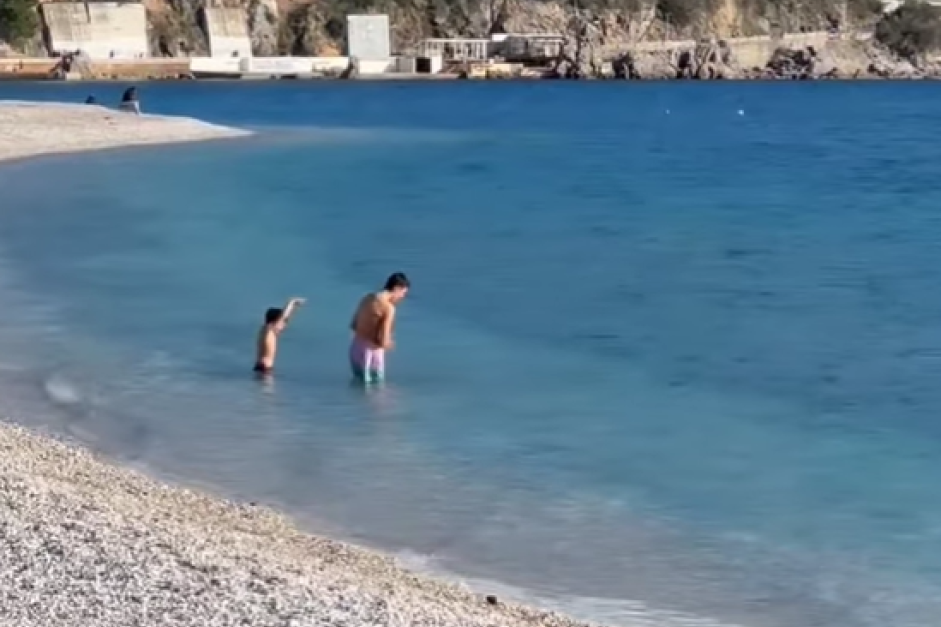 Početak februara, a kupači se razmileli po crnogorskim plažama! Kupanje i sunčanje kao da je jun: "Reuma u najavi" (VIDEO)