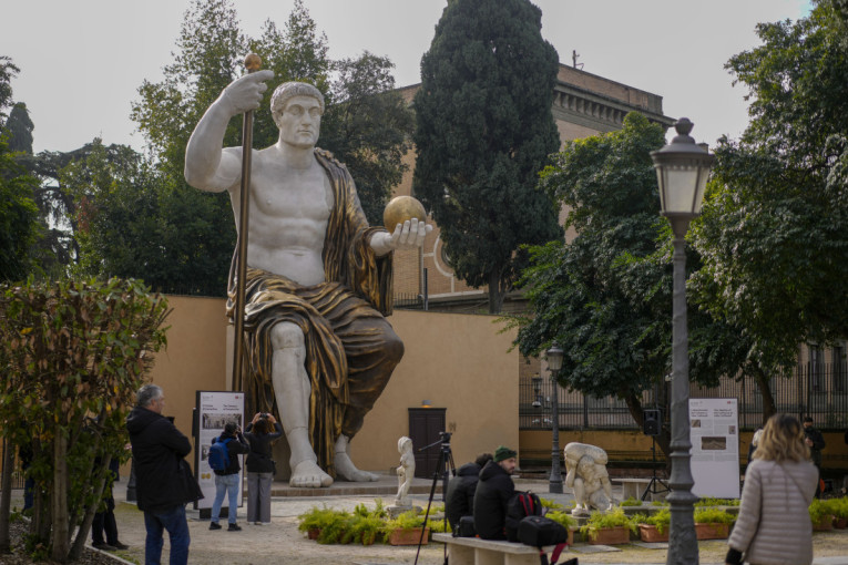 Kolosalna statua cara Konstantina novi ukras Rima: Izrađena u prirodnoj veličini po uzoru na drevni original (FOTO)