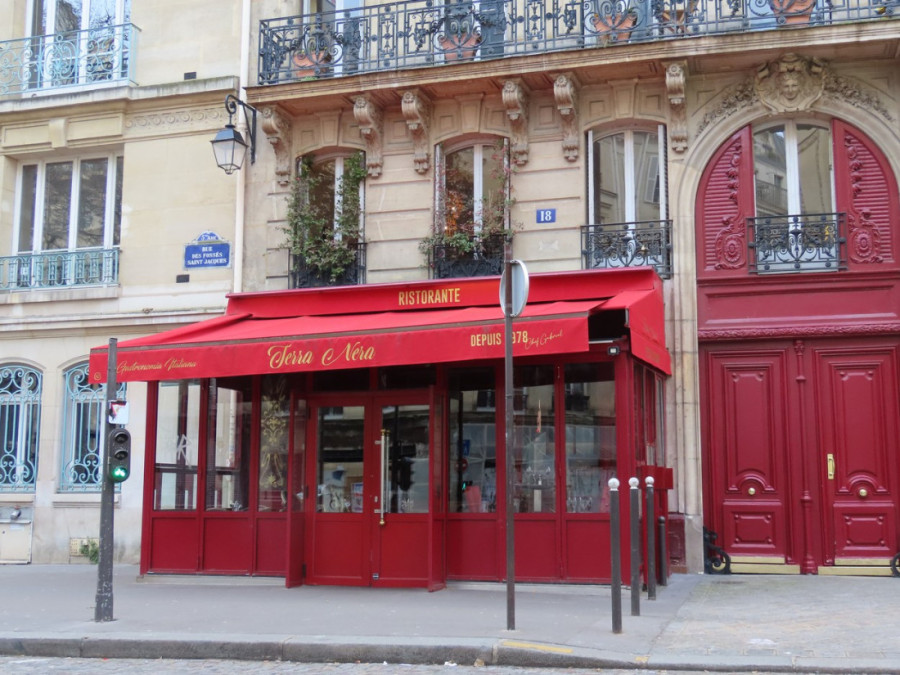 Haos u Parizu zbog popularne Netfliksove serije: Besni građani pišu grafite zbog "invazije morona" (FOTO/VIDEO)