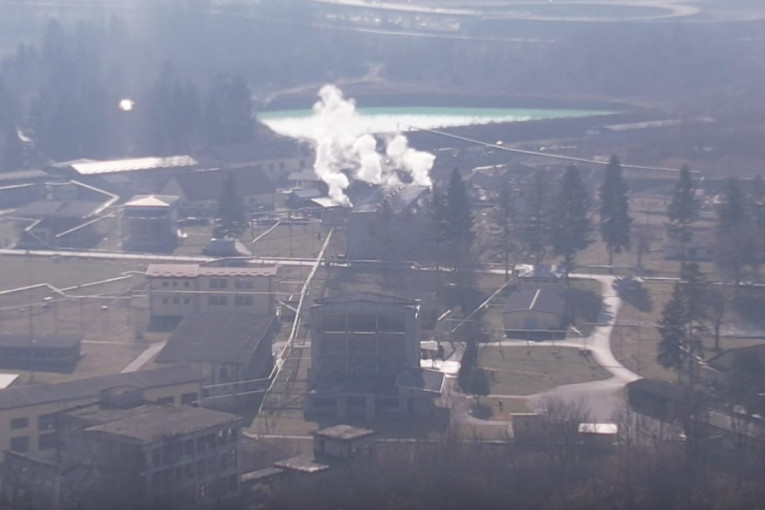 Gusti dim nad Lučanima: Neverovatan snimak dronom vojne fabrike dok gori (VIDEO)