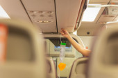 Koja je procedura kada putniku pozli u avionu?  Prva pomoć od davanja kiseonika do prinudnog sletanja