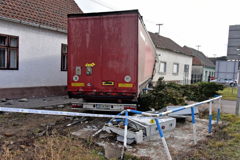 Stravična nesreća u Mirkovcima: Kamion sleteo sa puta i uleteo u dečju sobu - detetu zašivali glavu!(FOTO)