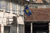 Kurti ne prestaje da provocira: Posle Zubinog Potoka, zastava tzv. Kosova postavljena i u Leposaviću! (FOTO)