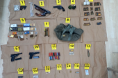 Uhapšene dve osobe u Nišu: Policija pronašla arsenal oružja i ručnu bombu!