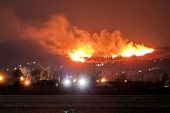 Veliki požar kod Stare Pazove: Gori rastinje pored auto-puta, vatra se širi velikom brzinom (VIDEO)
