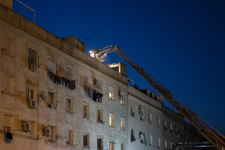 Urušila se zgrada sa 20 stanova! Vatrogasci iz ruševina izvukli tri tela, objekat nedavno prošao bezbednosni pregled? (FOTO)
