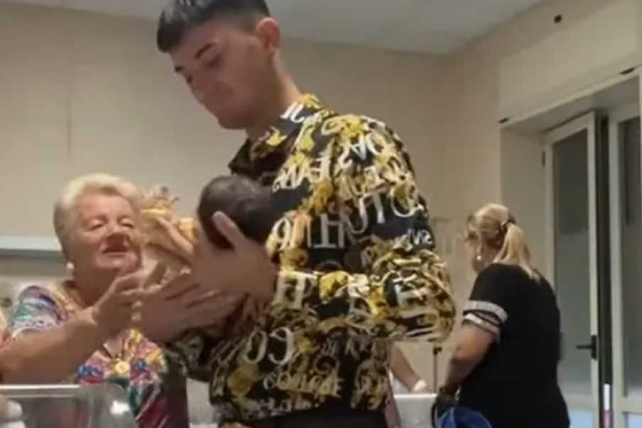 Opet je uznemirio milione pratilaca! Snimkom iz porodilišta pokazao da mu je baka od 77 godina rodila bebu, ali ovo je istina (VIDEO)