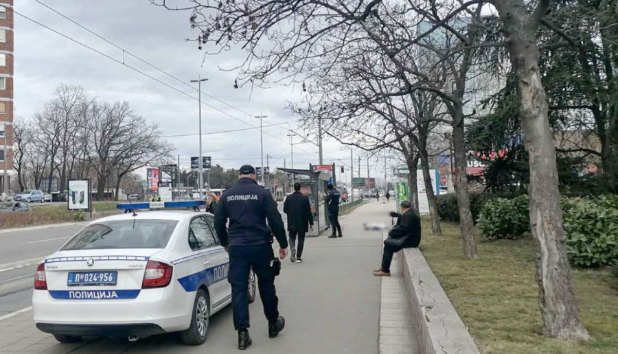 Prve fotografije nesrećnog slučaja kod Hajata: Čovek umro na stajalištu, na lice mesta stigla i policija (FOTO)