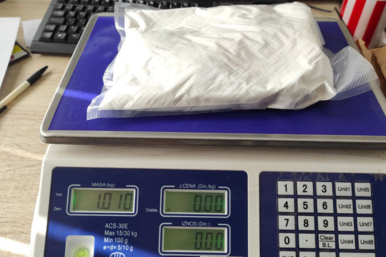 Zaplena sintetičke droge: Policajci presreli "pežo" i kraj menjača pronašli pošiljku
