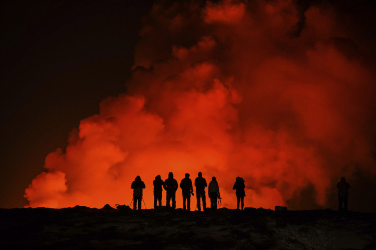 Erupcija vulkana raselila građane Islanda: Za svet je spektakl, a hiljadama ljudi uništen je život (VIDEO)