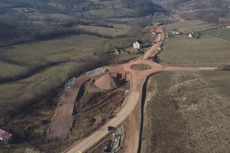 Nova industrijska zona niče na 30 hektara zemljišta: Teku radovi na izgradnji pristupne saobraćajnice od Gornjeg Milanovca do Takova (FOTO)