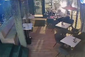 Evo kako je saobraćajni znak uleteo u kafić: Gosti bežali, troje povređenih! (VIDEO)