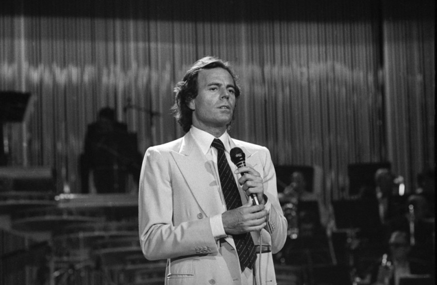 Zbog optužbi za seksualno zlostavljanje, španska vlada razmatra oduzimanje vrednog priznanja Huliju Iglesijasu