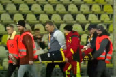 Ljubimac Delija na nosilima iznet sa terena i prebačen u bolnicu! Pao je na leđa, jauci su odzvanjali stadionom! (VIDEO)