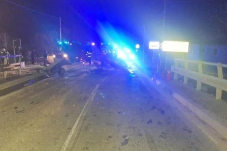 Teška saobraćajna nesreća kod Ostružnice: Vozila uništena, ima povređenih!