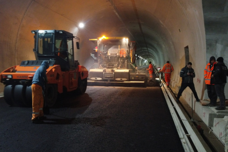 Veličanstvena slika sa srpskog gradilišta: Tunel Laz na auto-putu Miloš Veliki u potpunosti savladan, konačno zamirisao prvi asfalt (FOTO)
