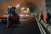 Veličanstvena slika sa srpskog gradilišta: Tunel Laz na auto-putu Miloš Veliki u potpunosti savladan, konačno zamirisao prvi asfalt (FOTO)
