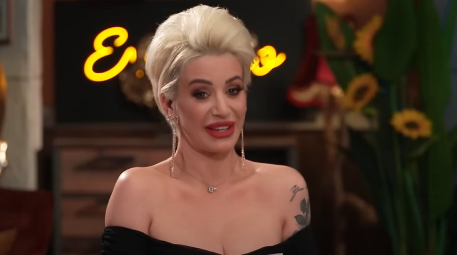 "Koliko promašaja u životu, zašto ikome veruješ?!" Romanu su kritikovali što je ostala sa dečkom u vezi posle skandala