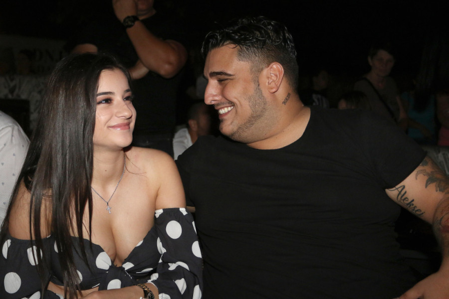 Minijaturni šorts i vitke noge: Bivša verenica Darka Lazića mami uzdahe! (FOTO)