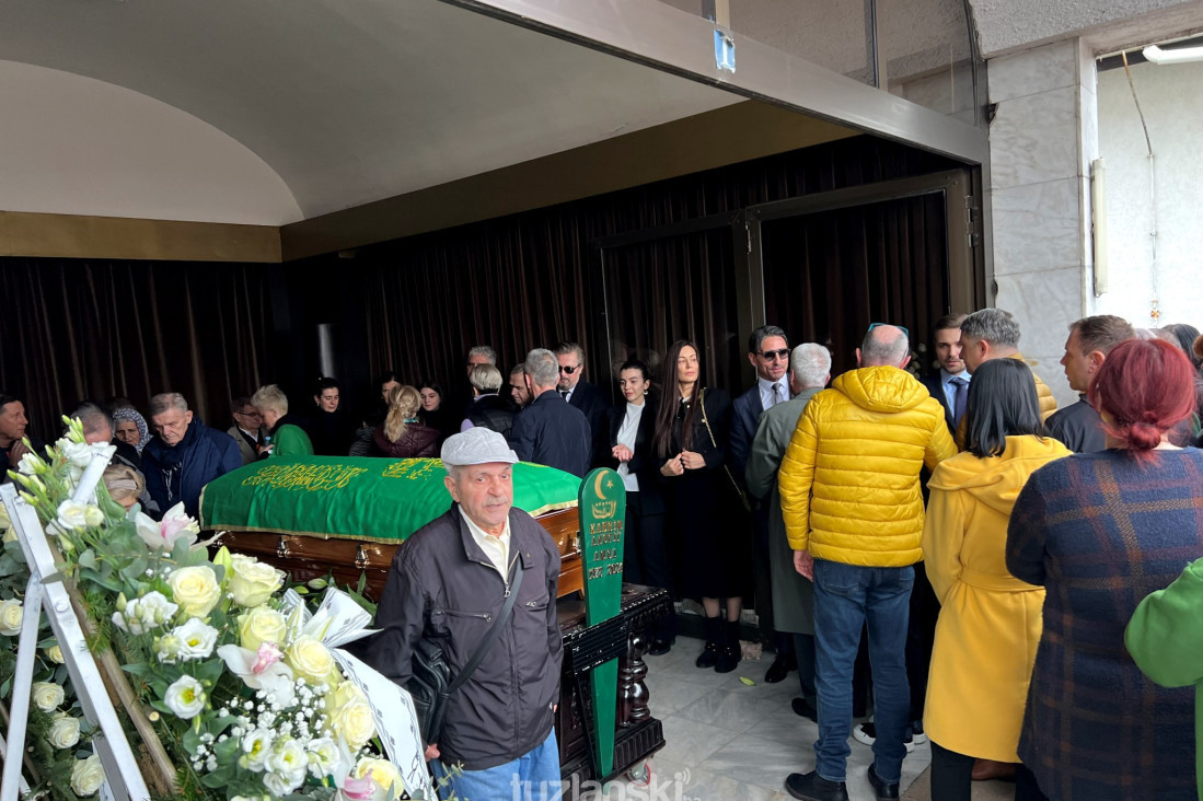 Na hiljade ljudi na sahrani Amre Kahrimanović: Tuzla odala poslednju počast ženi koju je policajac svirepo ubio (FOTO)