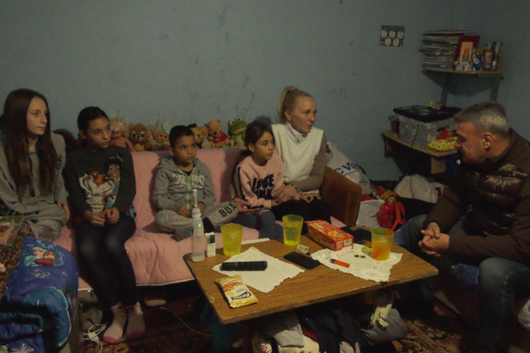 "Neću više spavati na podu!" Suze radosnice na licu majke koja živi sa četvoro dece u podrumu - dobila stalno zaposlenje i krov nad glavom