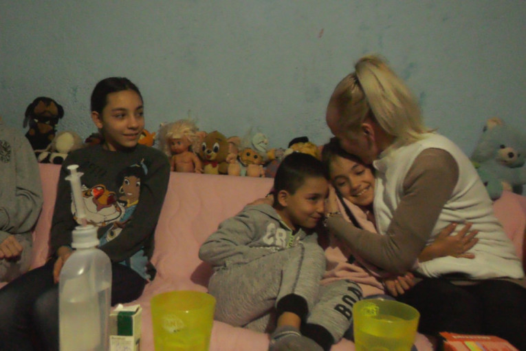 "Neću više spavati na podu!" Suze radosnice na licu majke koja živi sa četvoro dece u podrumu - dobila stalno zaposlenje i krov nad glavom