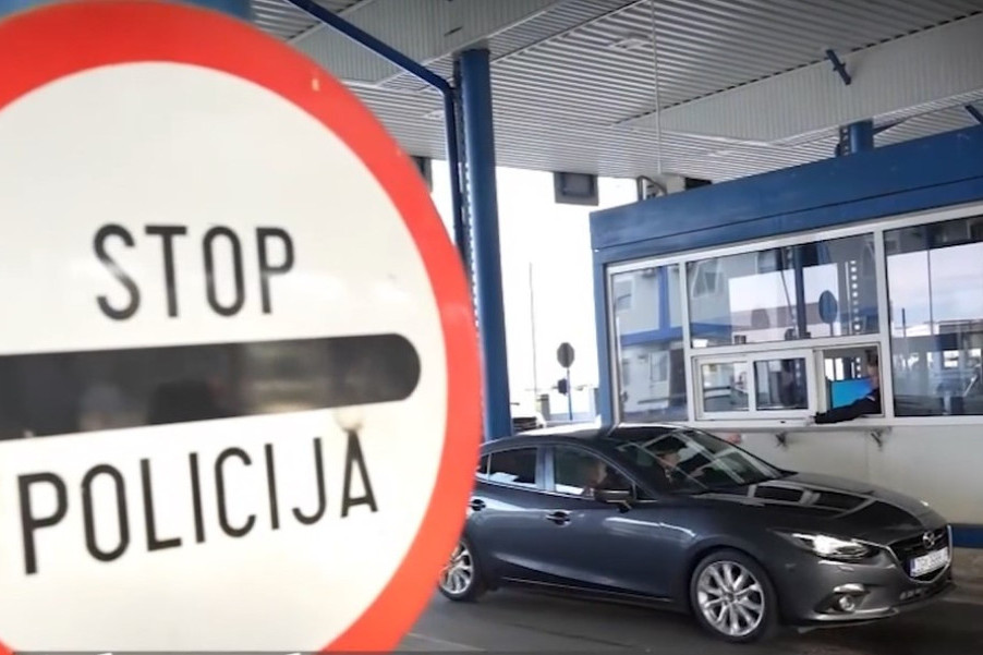 Dim nad Vračarom: Vatrogasci u velikoj borbi sa vatrenom stihijom