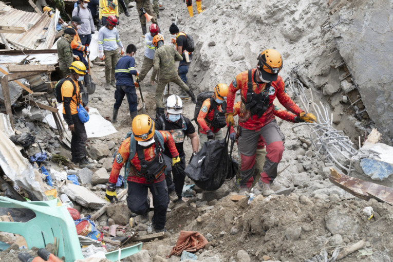 Broj poginulih u klizištu na Filipinima se povećao na 54: U spasavanju učestvuje 300 ljudi