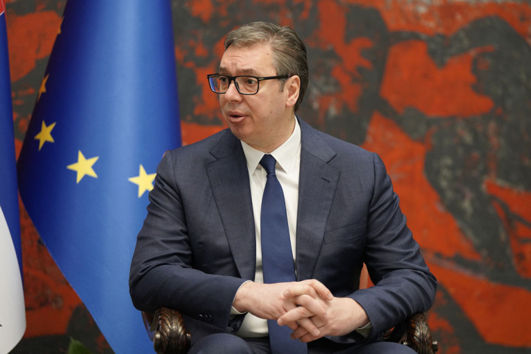 Predsednik Vučić čestitao rvaču Aleksandru Komarovu evropsko zlato