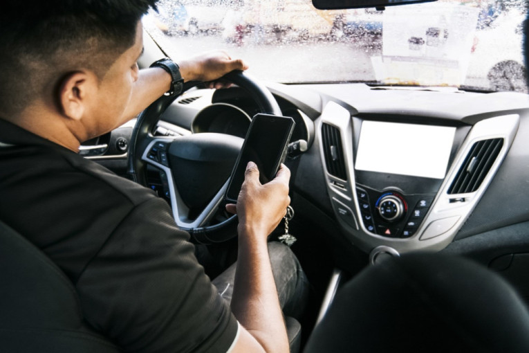 Apel vozačima da ne koriste telefon tokom vožnje jer može dovesti do saobraćajne nezgode sa teškim posledicama