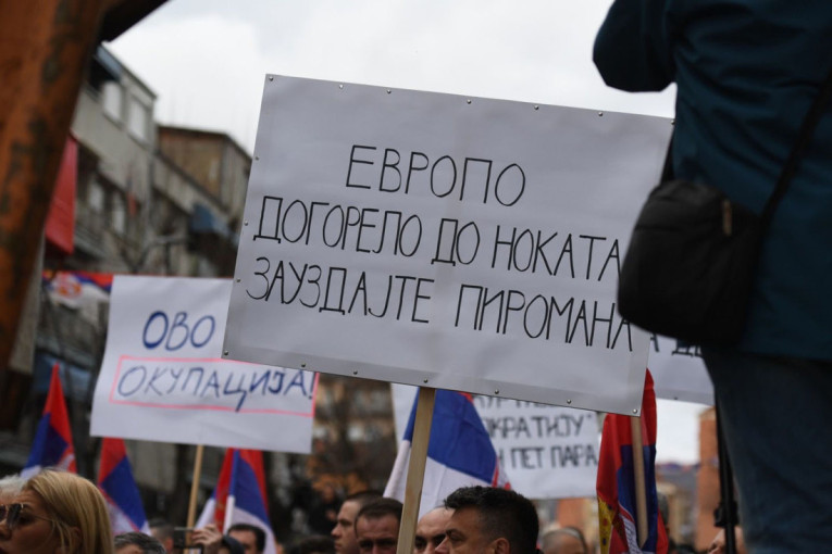 Srbi protestovali u Kosovskoj Mitrovici: Ukidanjem dinara ukida nam se parče hleba, život! "Evropo, otvori oči" (FOTO/VIDEO)