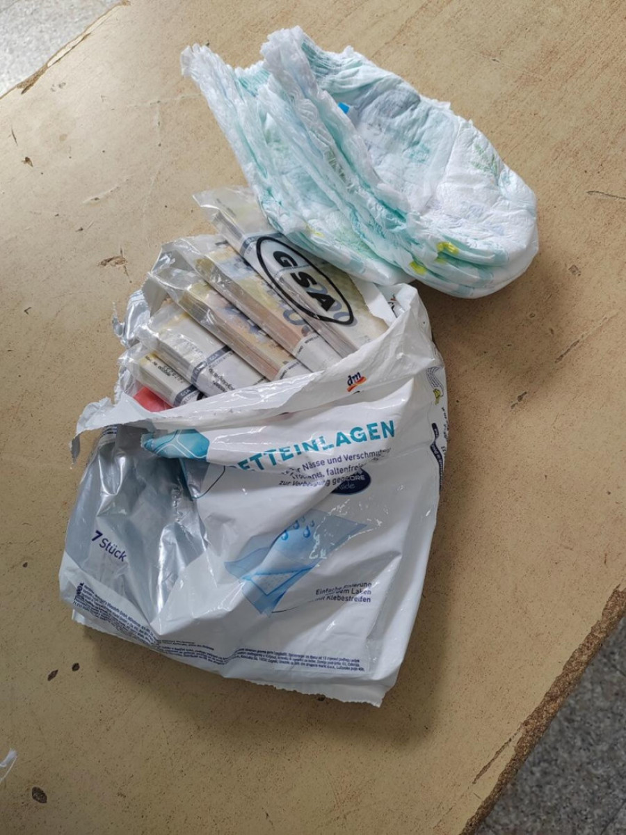 Carinici na Gradini šokirani: Zaustavili automobil, a onda su u pelenama pronašli štek!