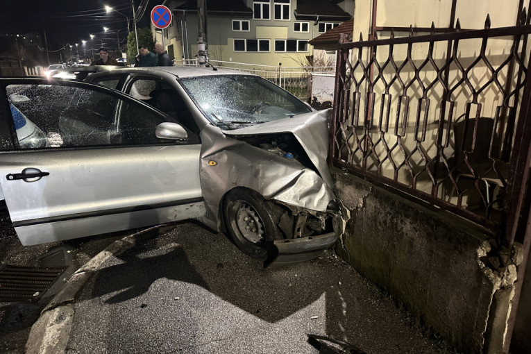 Od siline udara automobil uleteo u dvorište porodične kuće! Težak sudar u centru Čačka, ima povređenih! (FOTO/VIDEO)