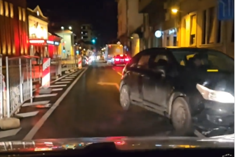Vozač u Novom Sadu šokiran prizorom: Tri automobila ušla u kontrasmer, i to jedan za drugim! (VIDEO)