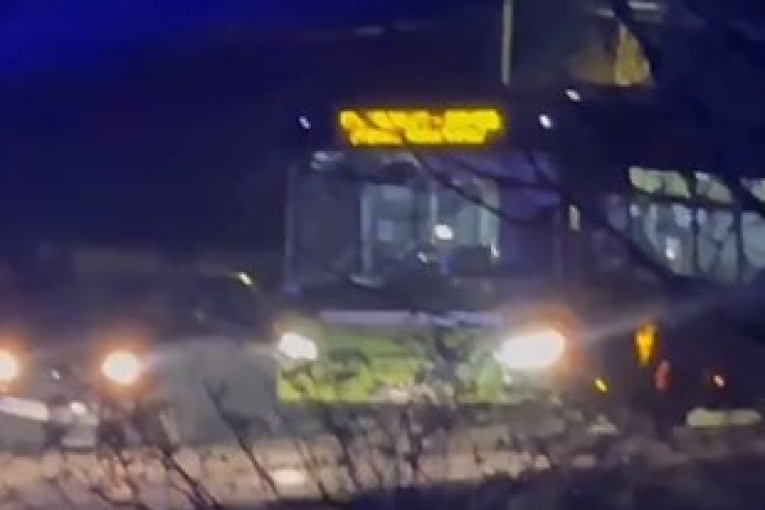 Saobraćajna nezgoda na putu Padina-Samoš: Sudarili se automobil i autobus! (VIDEO)