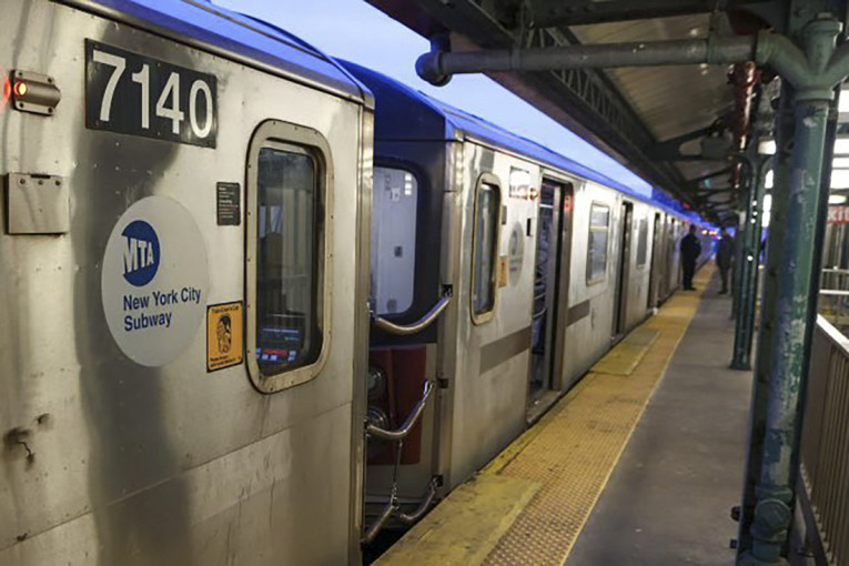 Jezivo! Njujorška policija pronašla odsečenu ljudsku nogu na koloseku metroa