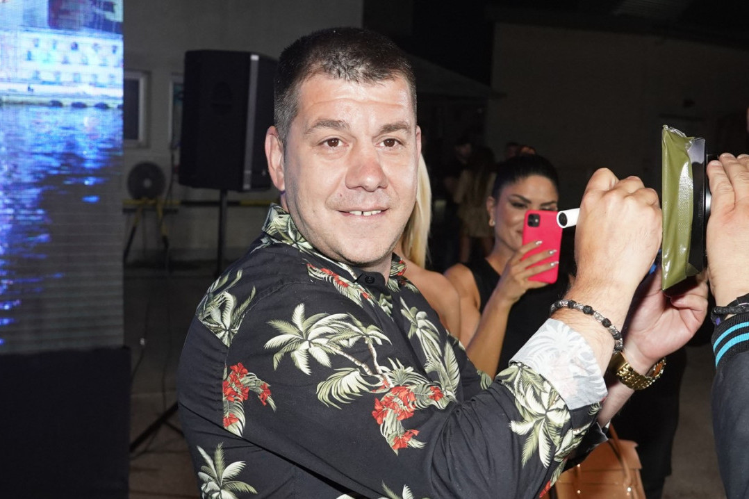 Brat rijaliti učesnice tvrdi da je Ivan Marinković bio intiman sa muškarcem: Bio je pijan, napadao ga je na žurki