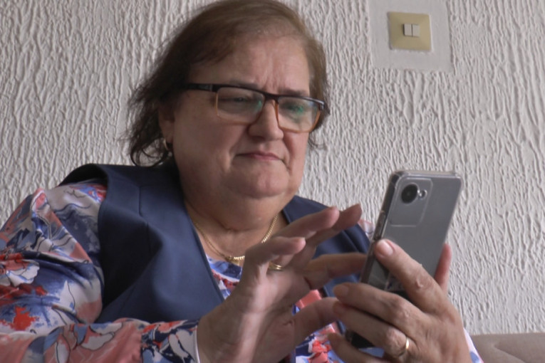 Sve više sajber penzionera u Srbiji: Baka Radmila uz kaficu, internet i društvene mreže započinje svoj dan - nova moda pod stare dane