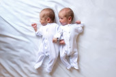 Cela Srbija je pričala o blizancima koji su se rodili u taksiju! Posle 70 dana borbe za život, evo gde se nalaze: On ima beleg u obliku srca