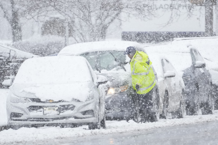 Ledeni talas hara Amerikom! Snežna oluja paralisala Njujork i Pensilvaniju - otkazan veliki broj letova, škole zatvorene (FOTO)