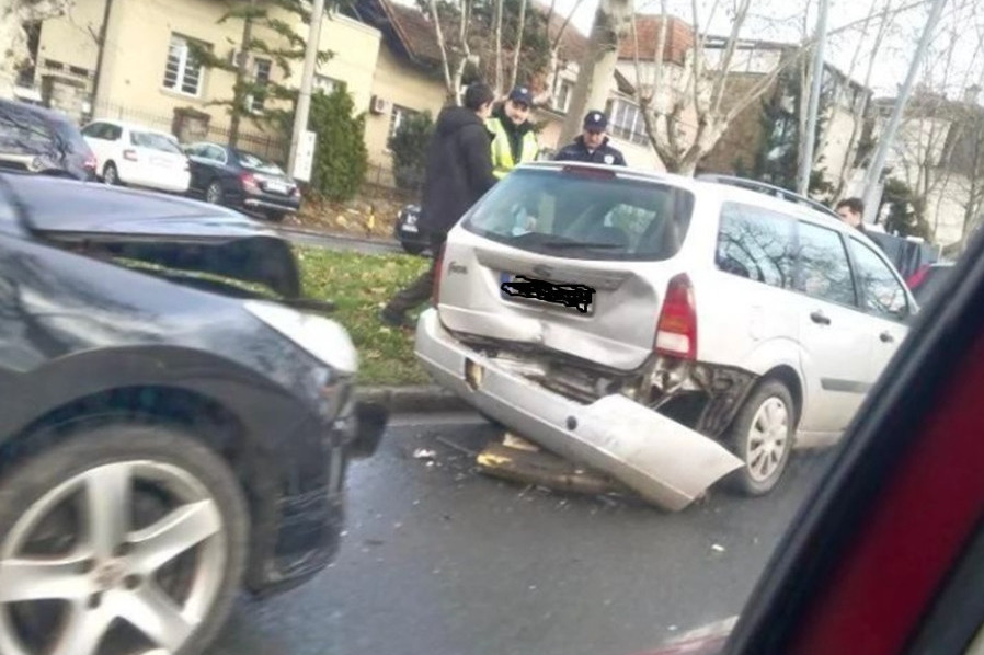 Sudar na putu između Nove i Stare Pazove: Jedan automobil potpuno smrskan! (FOTO)