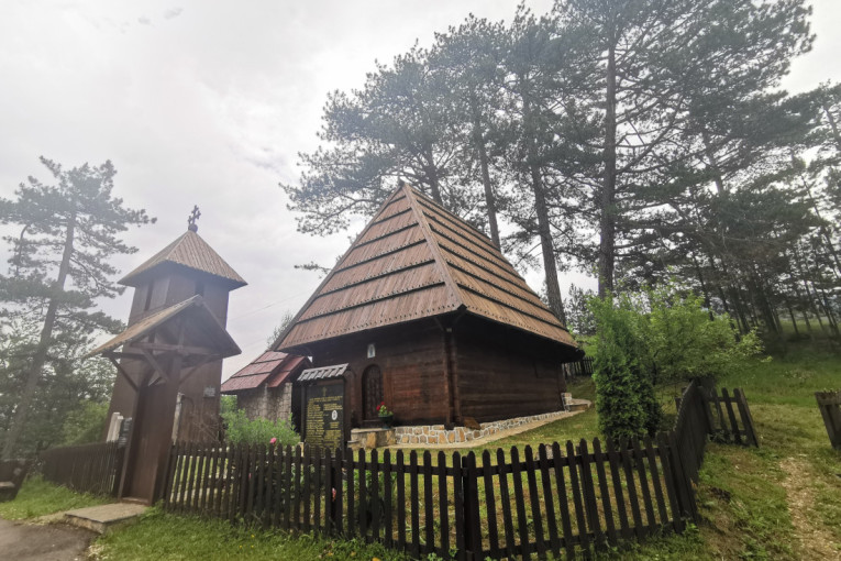 Planinski biser još uvek živo svedoči o prošlosti i bogatoj srpskoj istoriji: Drvena crkva u selu Jablanica odoleva skoro dva veka (FOTO)