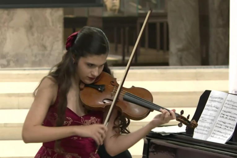 Sjajan koncert Lane Zorjan u Narodnom muzeju: Čudo od deteta sa violinom (FOTO)