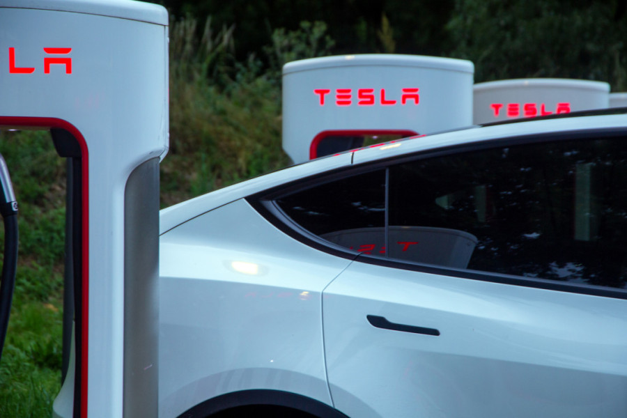 Kako je konkurencija oduvala Teslin Model 3: Šokantni rezultati testiranja na El Pixu 2025