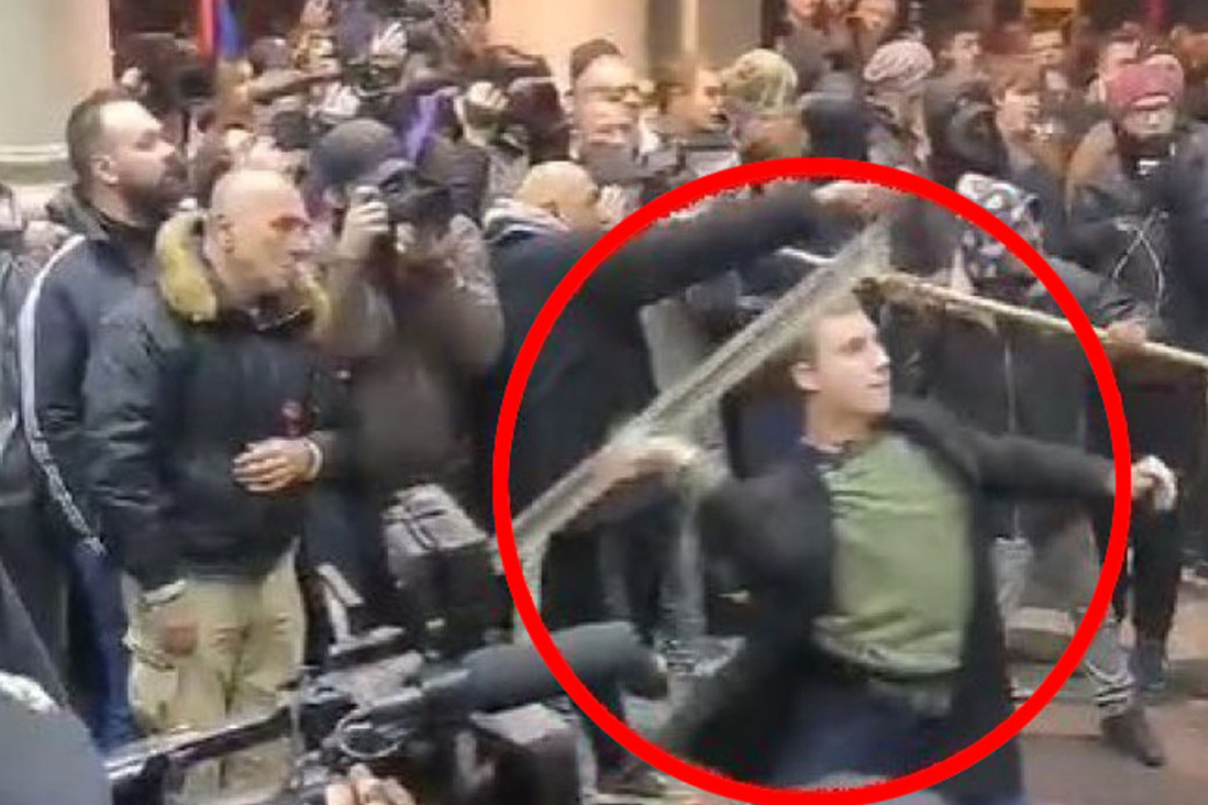 Pala lažna priča opozicije o "nevinom studentu": Isplivao video koji dokazuje da je Dimitrije Radovanović motkama napao policajce (VIDEO)
