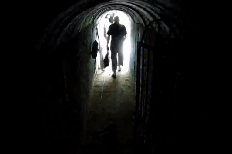 Lider Hamasa snimljen kako beži iz Kan Junisa? Izraelska vojska tvrdi da je kroz tunele utekao sa ženom i decom (VIDEO)